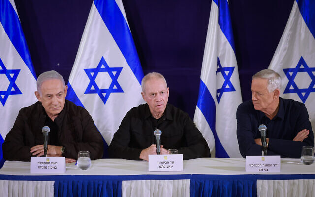 De gauche à droite : Le Premier ministre Benjamin Netanyahu ; le ministre de la Défense Yoav Gallant et le ministre Benny Gantz lors d'une conférence de presse au ministère de la Défense à Tel Aviv, le 11 novembre 2023. (Crédit : Marc Israel Sellem/POOL)