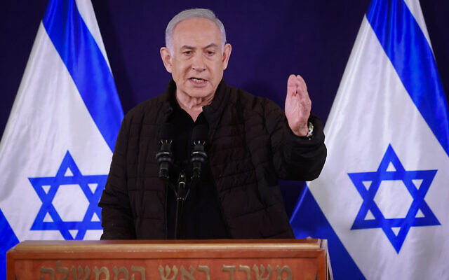 Le Premier ministre Benjamin Netanyahu s'exprimant lors d'une conférence de presse, au ministère de la Défense, à Tel Aviv, le 11 novembre 2023. (Crédit : Marc Israel Sellem/Pool/Flash90)