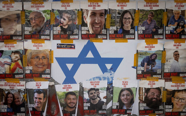 Des affiches montrant les visages des civils retenus en otage par les terroristes du Hamas à Gaza sur un mur de Jérusalem, le 14 novembre 2023. (Crédit : Chaim Goldberg/Flash90)