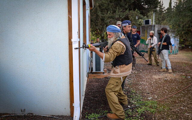 Photo d'illustration : les membres de l'équipe d'urgence du Moshav Amuka pendant un exercice au moshav Amuka dans le nord d'Israël, le 15 novembre 2023. (Crédit : David Cohen/Flash90)