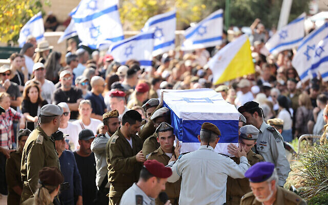 La famille et les amis assistent aux funérailles de la soldate israélienne Noa Marciano, tuée en captivité par le Hamas, au cimetière militaire de Modiin, le 17 novembre 2023. (Crédit : Yonatan Sindel/Flash90)