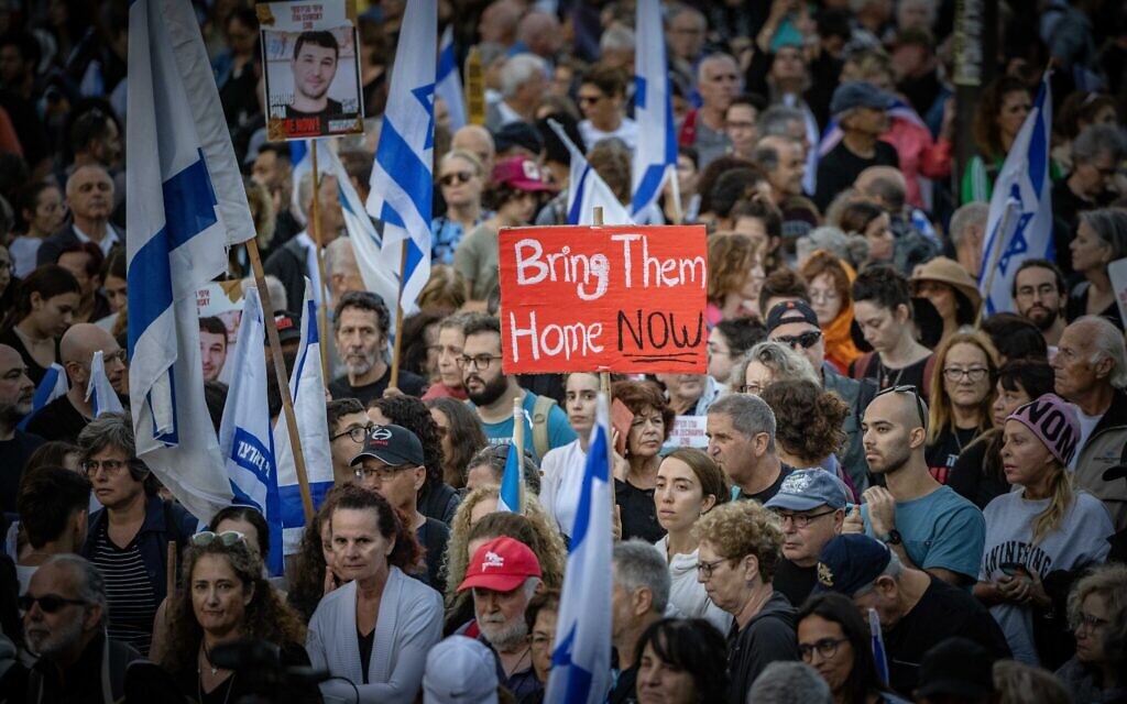 Des familles d'Israéliens retenus en otage à Gaza rassemblées devant le Bureau du Premier ministre, à Jérusalem, le 18 novembre 2023. (Crédit : Yonatan Sindel/Flash90)
