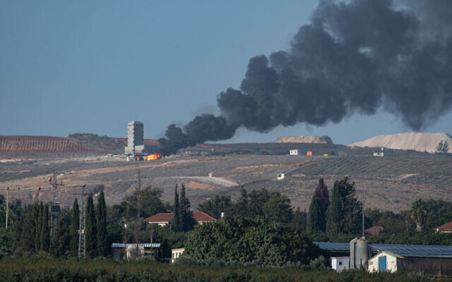 De la fumée s’élevant dans le sud du Liban après que l’armée israélienne eut frappé des cibles dans le pays en représailles  d'attaques du Hezbollah sur Israël, 23 novembre 2023. (Crédit : Ayal Margolin/Flash90)