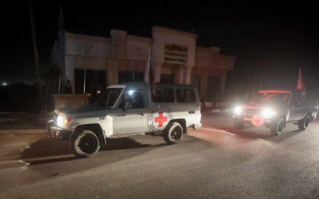 Des véhicules de la Croix-Rouge internationale transportant vraisemblablement des otages israéliens libérés par le groupe terroriste du Hamas dans le cadre d'un accord comprenant la libération de prisonniers palestiniens, traversent le point frontalier de Rafah dans la bande de Gaza en direction de l'Égypte, le 24 novembre 2023. (Crédit : Atia Mohammed/Flash90)