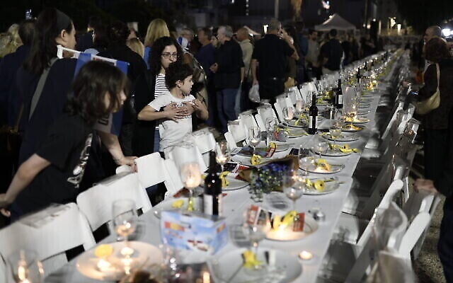 Des Israéliens sur la « Place des otages », devant le Musée d'art de Tel Aviv, alors que le premier groupe d'otages israéliens est rentré en Israël, le 24 novembre 2023, à Tel Aviv. (Crédit : Gili Yaari/FLASH90)
