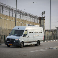 Des véhicules transportant des condamnés palestiniens pour terroristes qui vont être libérés dans le cadre d'un accord entre Israël et le Hamas arrive à la prison d'Ofer, le 25 novembre 2023. (Crédit : Jamal Awad/Flash90)