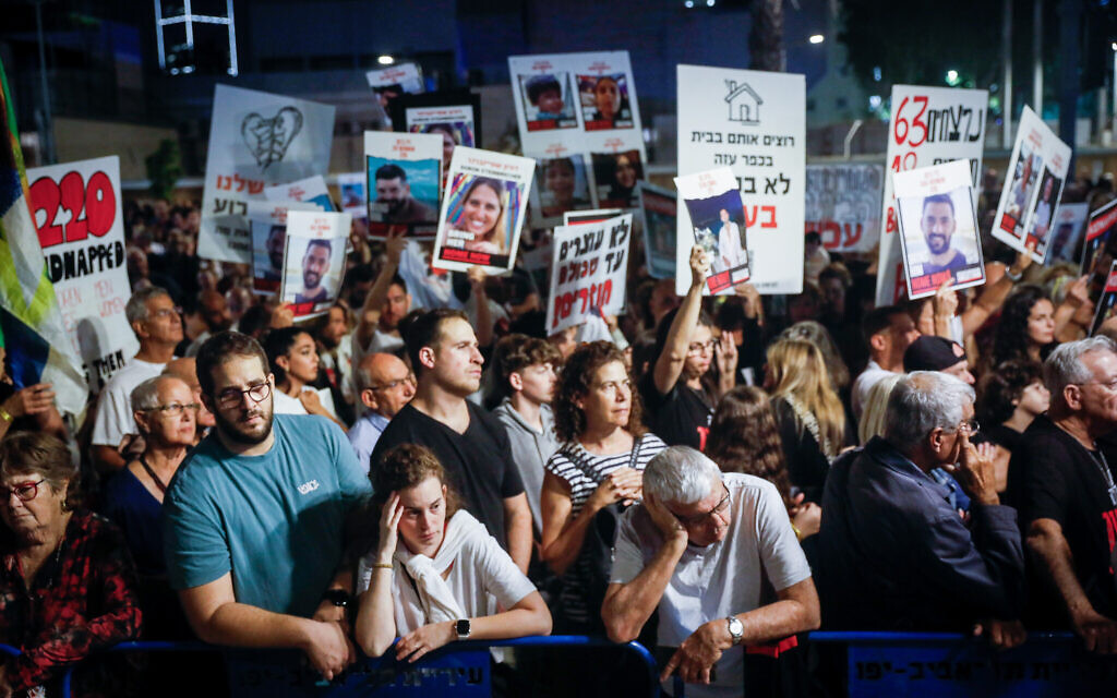 Des Israéliens participant à un rassemblement appelant à la libération des Israéliens retenus en otage à Gaza, à Tel Aviv, le 25 novembre 2023. (Crédit : Miriam Alster/Flash90)