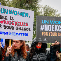Des femmes manifestent devant le siège des Nations unies à Jérusalem pour dénoncer le silence de l'organisation face aux violences faites aux femmes pendant l'attaque du 7 octobre, le 27 novembre 2023. (Crédit : Flash90)