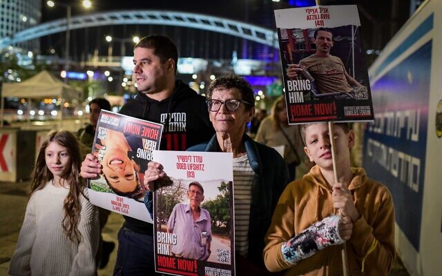 Yocheved Lifshitz, au centre, libérée en octobre des geôles du Hamas, manifestant aux côtés de membres de sa famille, pour la libération des otages restants, dont son époux, Oded, à Tel Aviv, le 28 novembre 2023. (Crédit : Tomer Neuberg/Flash90)
