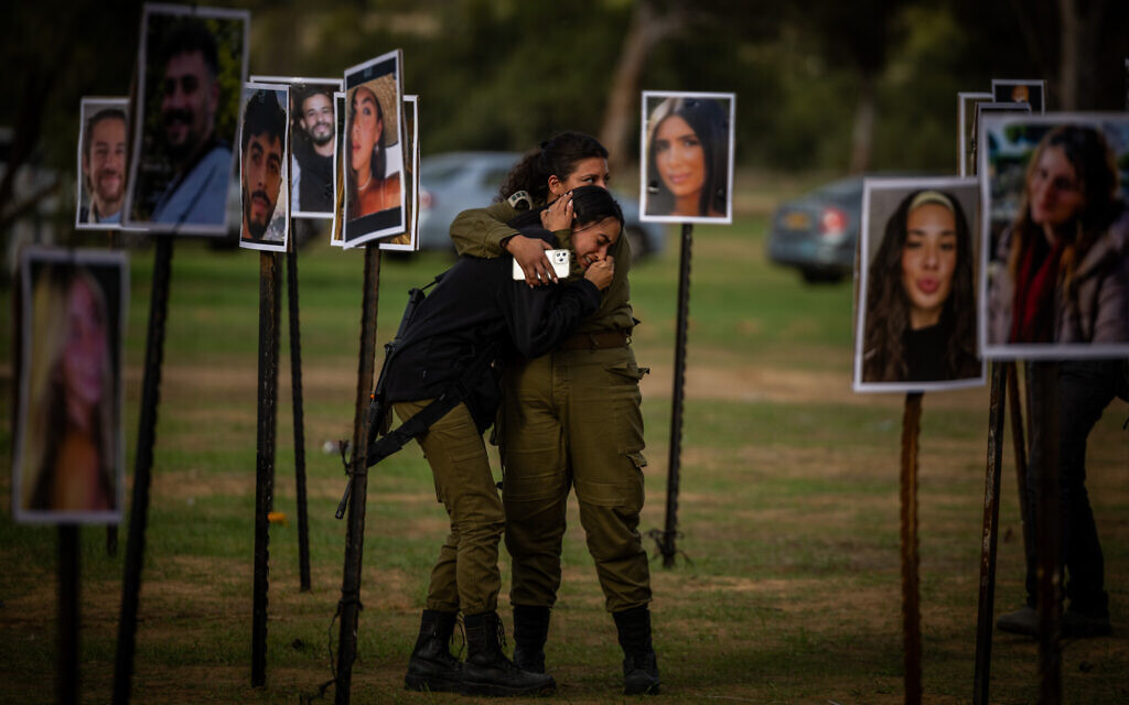 Des photos des participants au festival Nova qui ont été assassinés et kidnappés par le Hamas le 7 octobre 2023 sont affichées sur le site du massacre du festival de musique, à Re'im, le 28 novembre 2023. (Crédit : Yonatan Sindel/Flash90)