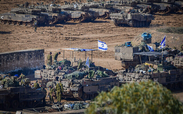 Les forces israéliennes dans une zone de rassemblement près de la frontière avec Gaza, le 30 novembre 2023. (Crédit : Avshalom Sassoni/Flash90)