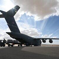 Un avion militaire contenant de l'aide humanitaire pour Gaza arrive en Egypte le 28 novembre 2023. (Crédit : CENTCOM)