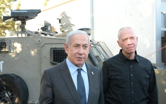 Le Premier ministre Benjamin Netanyahu et le ministre de la Défense Yoav Gallant, à droite, visitant une base du Commandement du Centre de l’armée israélienne, le 1er août 2023. (Crédit : Kobi Gideon/GPO)