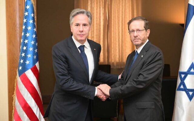 Le secrétaire d'État américain Antony Blinken, à gauche, rencontre le président Isaac Herzog à Tel Aviv, le 3 novembre 2023. (Crédit : Amos Ben-Gershom/GPO)