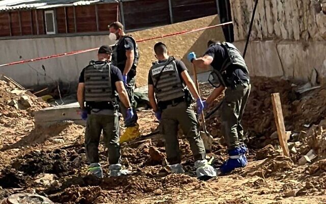 Des fonctionnaires sur le site du poste de police où le corps d'un terroriste du Hamas a été retrouvé, à Sderot, le 23 novembre 2023. (Crédit : Municipalité de Sderot)