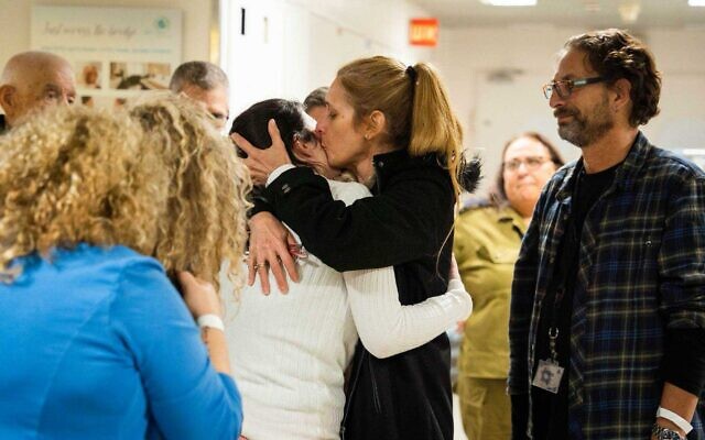Les membres de la famille Engel-Bart s'embrassent après la libération de Karina Engel-Bart, 51 ans, et de ses filles, Mika, 18 ans et Yuval, 11 ans, qui étaient retenus en otage par le Hamas, le 27 novembre 2023. (Crédit : Armée israélienne)