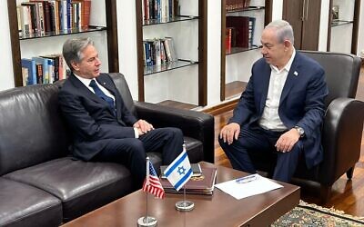 Le secrétaire d'État américain Antony Blinken, à gauche, rencontrant le Premier ministre Benjamin Netanyahu au quartier général militaire, à Tel Aviv, le 3 novembre 2023. (Crédit : Amos Ben Gershom/GPO)
