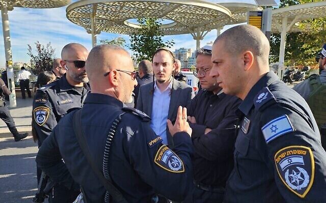 Le ministre de la sécurité nationale Itamar Ben Gvir, deuxième à partir de la droite, sur les lieux d'un attentat terroriste le 30 novembre 2023. (Crédit : Otzma Yehudit)