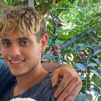 Liam Or, 18 ans, fait prisonnier par les terroristes du Hamas le 7 octobre 2023 de son domicile au kibboutz Beeri et libéré le 29 novembre 2023. (Autorisation)