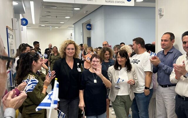 Hannah Peri, au centre, quitte le centre médical Wolfson, le 26 novembre 2023, après avoir été libérée de captivité à Gaza deux jours plus tôt. (Autorisation)