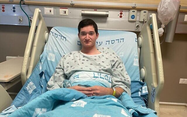 Akiva Schwartz, un étudiant en yeshiva qui a été blessé lors d'une fusillade terroriste à Jérusalem le 30 novembre 2023. (Crédit : Hôpital Hadassah)
