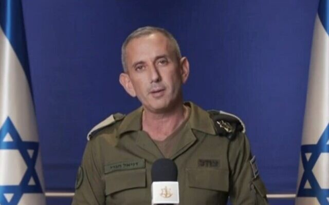 Le porte-parole de l'armée israélienne, le contre-amiral Daniel Hagari, donnant une conférence de presse, le 11 novembre 2023. (Crédit : Capture d'écran)