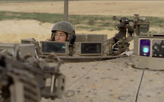 Une soldate israélienne à l'intérieur d'un char (Capture d'écran : Douzième chaine, utilisée conformément à l'article 27a de la loi sur les droits d'auteur)