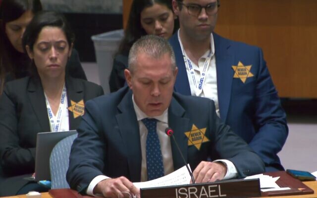Des délégués israéliens portant des étoiles jaunes de David alors que l'ambassadeur à l'ONU Gilad Erdan s'adresse au Conseil de sécurité, à New York, le 30 octobre 2023. (Crédit : ONU)
