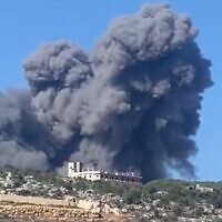 Des panaches de fumée s’élevant près du village libanais de Rmeish après des frappes aériennes israéliennes le 4 novembre 2023. (Crédit : Capture d'écran X ; utilisée conformément à l'article 27a de la loi sur le droit d'auteur)