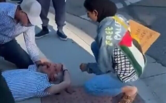 Un homme juif tombe au sol après avoir été frappé avec un mégaphone par un manifestant anti-israélien à Los Angeles le 5 novembre 2023. (Crédit : Screen capture/X)