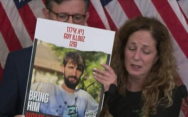 Doris Liber brandit une photo de son fils Guy Illouz, retenu en otage par des terroristes à Gaza, lors d'une conférence de presse au Capitole aux États-Unis, le 7 novembre 2023. (Crédit : Capture d'écran/C-SPAN)