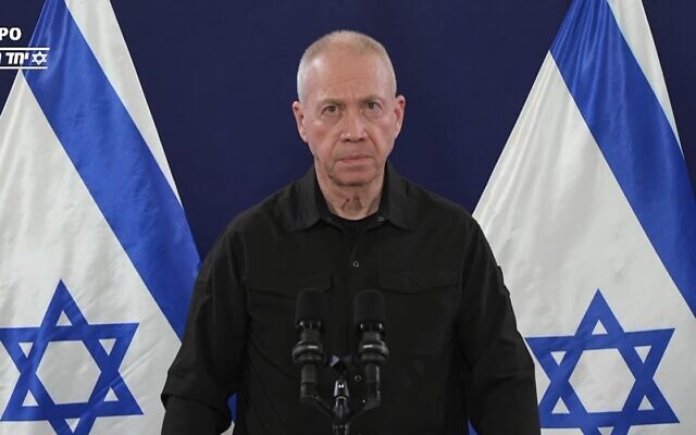 Le ministre de la Défense Yoav Gallant, lors d'une conférence de presse à Tel Aviv, le 22 novembre 2023. (Crédit : Capture d'écran/YouTube)