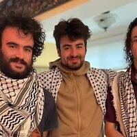 Les étudiants palestiniens Hisham Awartani, Tahseen Ali et Kenan Abdulhamid qui ont été blessés par balle, à Burlington, dans le Vermont, le 25 novembre 2023. (Crédit : Husam Zomlot/X)