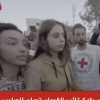 L'otage israélienne Mia Shem est transférée à la Croix-Rouge par des terroristes du Hamas, dans la ville de Gaza, avant son retour en Israël, le 30 novembre 2023. (Crédit : Capture d'écran Telegram ; utilisée conformément à l'article 27a de la loi sur le droit d'auteur)