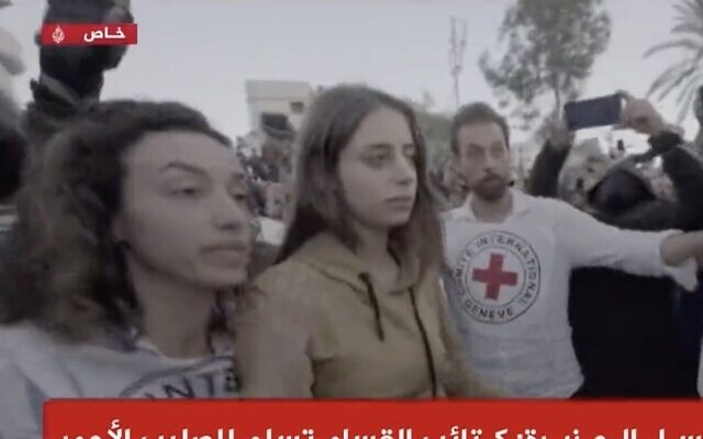 L'otage israélienne Mia Shem transférée à la Croix-Rouge par des terroristes du Hamas, dans la ville de Gaza, avant son retour en Israël, le 30 novembre 2023. (Crédit : Capture d'écran Telegram ; utilisée conformément à l'article 27a de la loi sur le droit d'auteur)