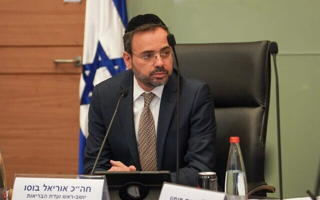 Le ministre de la Santé, Uriel Busso, alors président de la commission de la Santé de la Knesset, animant les délibérations sur la réforme de l'assurance maladie, le 14 mai 2023. (Crédit : Noam Moshkovitz/Bureau du porte-parole de la Knesset)