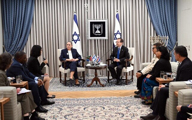 Le président Isaac Herzog et son épouse Michal rencontrant les ambassadeurs des pays dont les citoyens ont été tués ou sont détenus par le Hamas, le 2 novembre 2023. (Crédit : Haïm Zach/GPO)