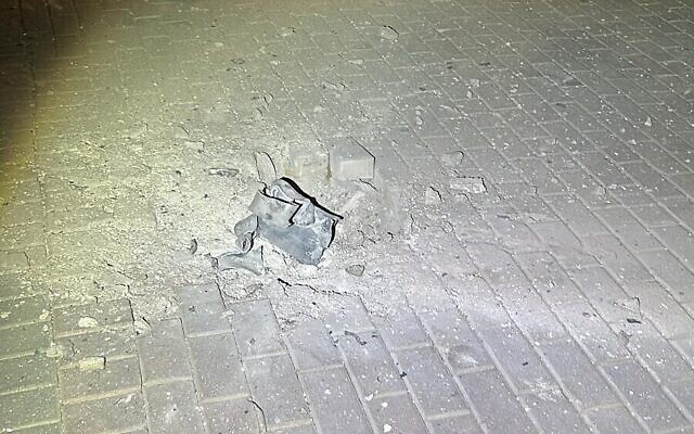 Les débris d'une roquette tirée par des terroristes palestiniens depuis la bande de Gaza dans une rue de la ville méridionale de Sderot, le 4 novembre 2023. (Crédit : Municipalité de Sderot)