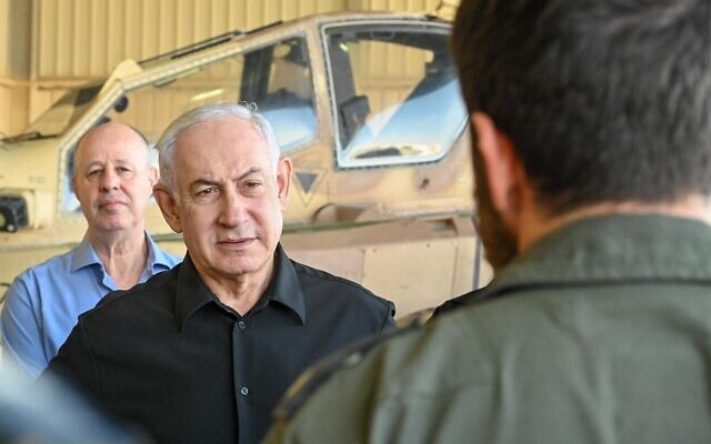 Le Premier ministre Benjamin Netanyahu visite la base Ramon de l'armée de l'air israélienne le 5 novembre 2023. (Crédit : Kobi Gideon/GPO)
