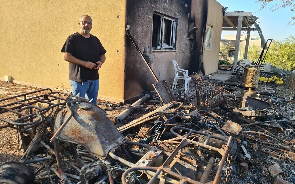 Gili Okev devant sa maison en ruine à Kfar Azza, un mois après que les terroristes du Hamas ont envahi et tué un grand nombre de ses voisins. (Crédit : Deborah Danan via JTA)