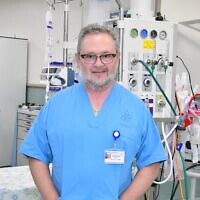 Le Dr. David Zeltsman, chef de la chirurgie thoracique au centre hospitalier juif de Long Island, s'est porté volontaire à l’hôpital Galilée de Nahariya pendant la guerre, en novembre 2023. (Crédit : Roni Albert/Hôpital Galilée)