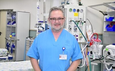 Le Dr. David Zeltsman, chef de la chirurgie thoracique au centre hospitalier juif de Long Island, s'est porté volontaire à l’hôpital Galilée de Nahariya pendant la guerre, en novembre 2023. (Crédit : Roni Albert/Hôpital Galilée)