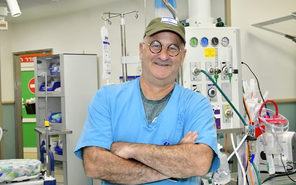 Le Dr. Louis Profeta, médecin urgentiste à Indianapolis, s'est porté volontaire à l'hôpital Galilée à Nahariya pendant la guerre, en novembre 2023. (Crédit : Roni Albert/Hôpital Galilée)