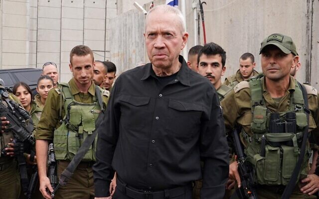 Le ministre de la Défense Yoav Gallant visite la base de la 91e Division dans le nord d'Israël, le 11 novembre 2023. (Crédit : Ariel Hermoni/Ministère de la Défense)