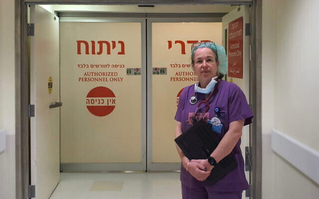 Suzanne Karan, anesthésiste à l'Université de Rochester, volontaire à l'hôpital Hadassah d'Ein Kerem, à Jérusalem, pendant la guerre contre le Hamas, en novembre 2023. (Crédit : Hôpital Hadassah)