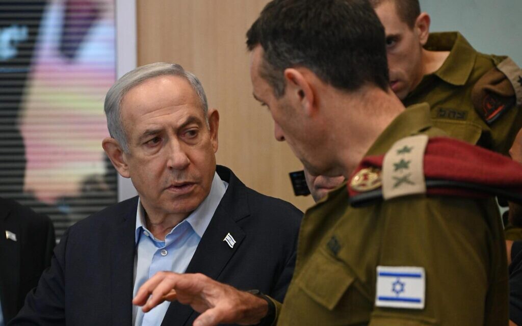 Le Premier ministre Benjamin Netanyahu (à gauche) et le chef de l'armée israélienne Herzi Halevi au début d'une réunion du cabinet de sécurité, à Tel Aviv, le 16 novembre 2023. (Crédit : Haïm Zach/GPO)