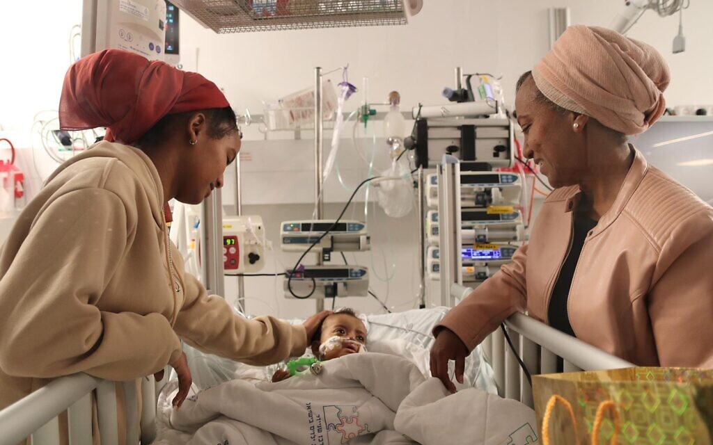 Ayelet Samo, à droite, rencontre Tehila, neuf mois, qui a reçu un lobe de foie de son fils, et sa mère à l'hôpital pour enfants Schneider, le 20 novembre 2023. (Autorisation)
