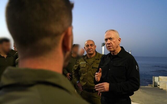 Le ministre de la Défense Yoav Gallant s'adressant aux troupes de l'unité commando Shayetet 13, le 23 novembre 2023. (Crédit : Ariel Hermoni/Ministère de la Défense)