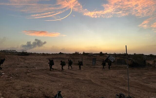 Des soldats en mission dans la bande de Gaza dans le cadre de l'Opération épées de fer, le 1er novembre 2023. (Crédit : Armée israélienne)