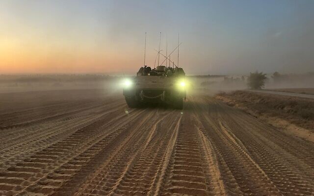 Un blindé en mission dans la bande de Gaza dans le cadre de l'Opération épées de fer, le 1er novembre 2023. (Crédit : Armée israélienne)